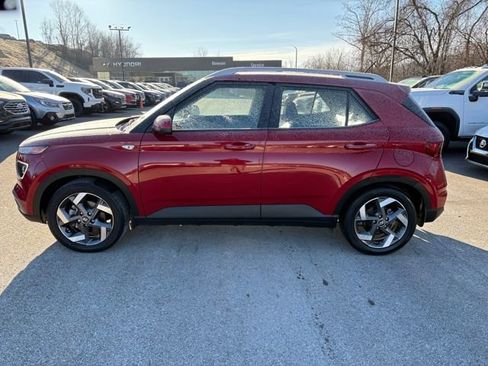 Used 2023 Hyundai Venue Limited image 2