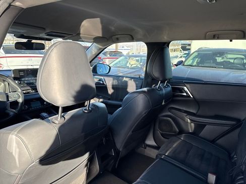 Used 2022 Mitsubishi Outlander SE image 37