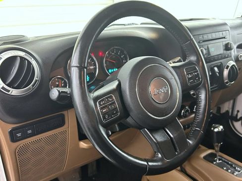 Used 2017 Jeep Wrangler Unlimited Rubicon w/ Connectivity Group AWD/4WD image 11