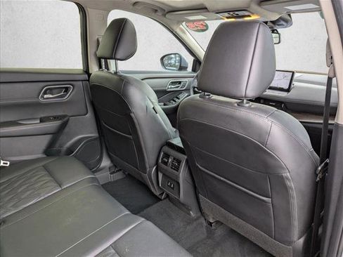 Used 2025 Nissan Rogue Platinum image 30