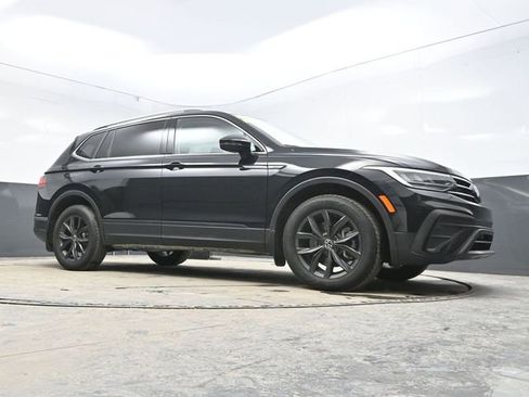 Used 2024 Volkswagen Tiguan SE image 32