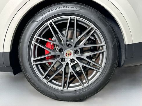 Used 2025 Porsche Cayenne S image 33