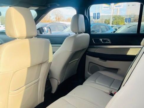Used 2018 Ford Explorer XLT w/ Equipment Group 202A image 8