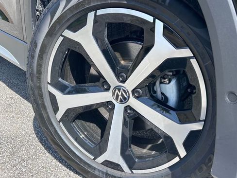 New 2026 Volkswagen Tiguan SE FWD image 2