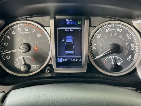 Used 2018 Toyota Tacoma SR5 AWD/4WD image 11