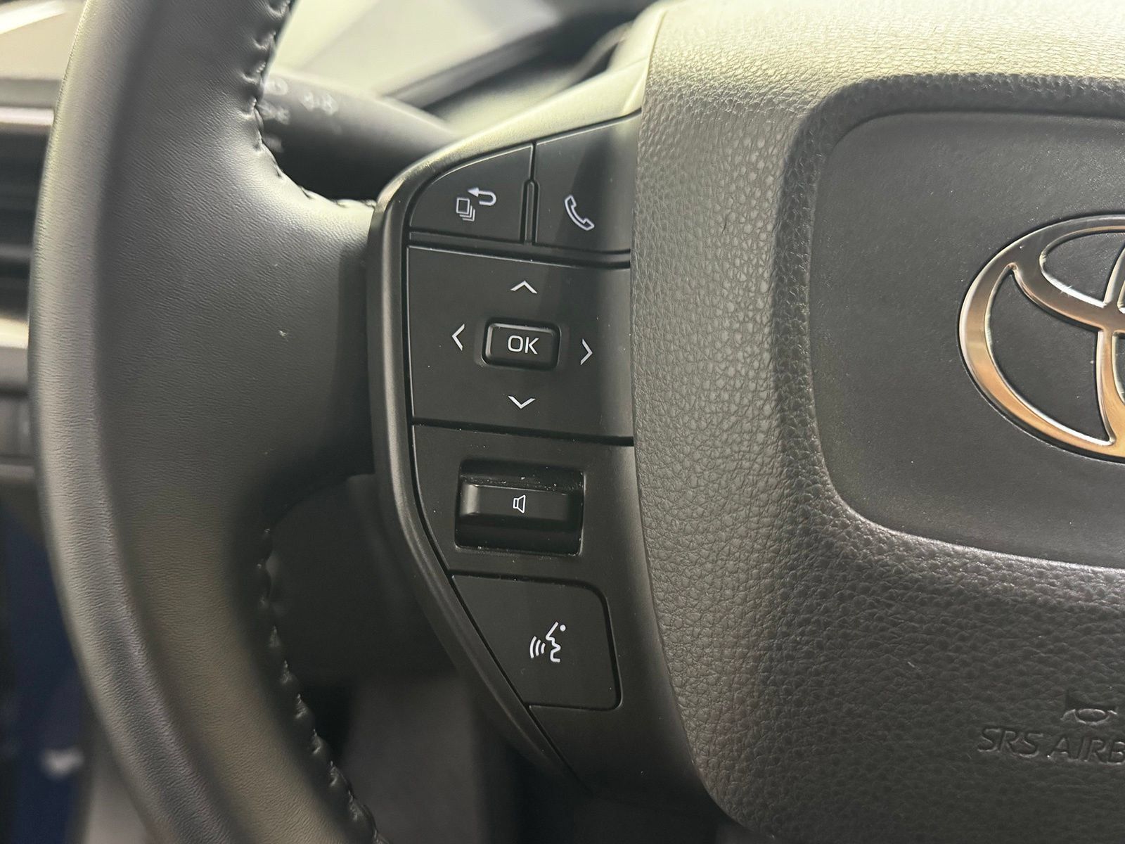Used 2024 Toyota Prius LE FWD image 20