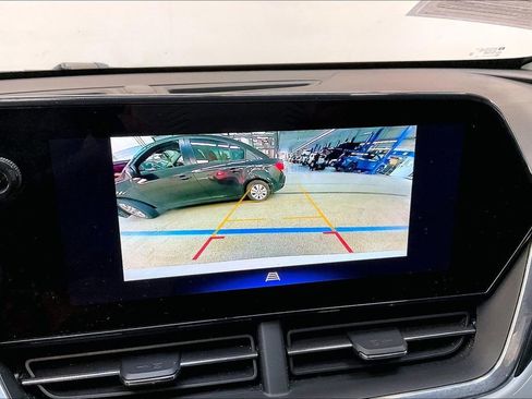 Used 2025 Chevrolet Trax LT FWD image 16