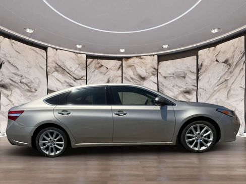 Used 2013 Toyota Avalon Limited w/ Technology Pkg FWD image 4