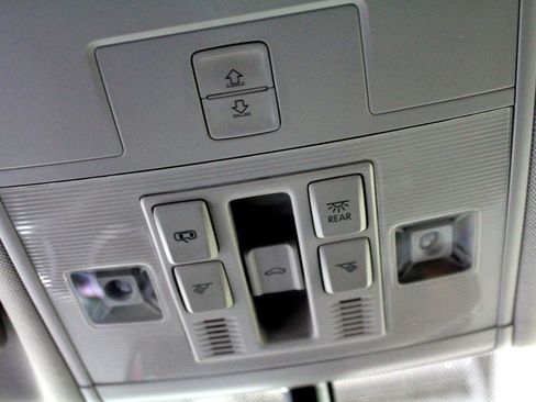 Used 2018 Volkswagen Tiguan SE w/ Panoramic Sunroof Package image 13