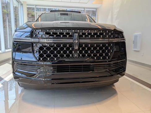 New 2026 Lincoln Navigator L Black Label AWD/4WD image 2