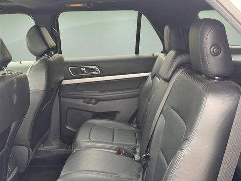 Used 2017 Ford Explorer XLT w/ Equipment Group 202A AWD/4WD image 19