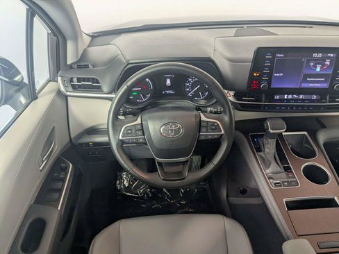 Certified 2024 Toyota Sienna XLE FWD image 39