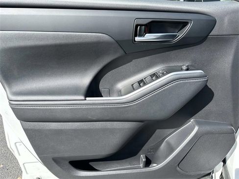 Used 2024 Toyota Highlander XLE image 18