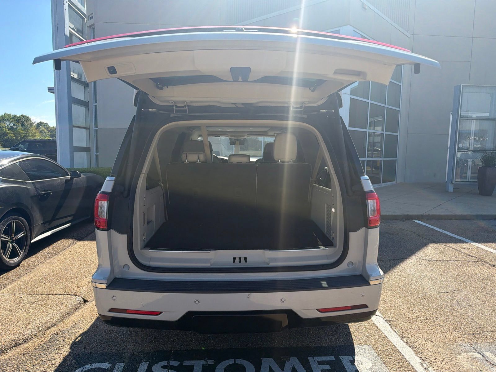 Used 2019 Lincoln Navigator L Reserve w/ Cargo Package AWD/4WD image 9