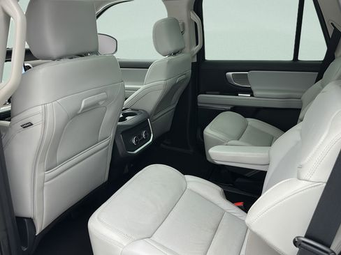 Used 2025 Ford Expedition Platinum AWD/4WD image 9