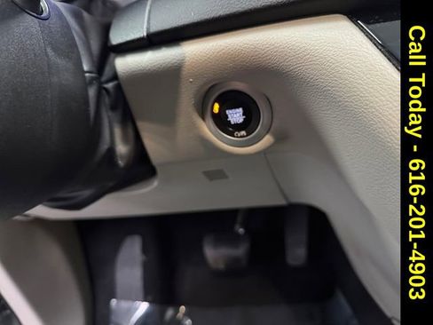 Used 2024 Chrysler Pacifica Touring-L image 20