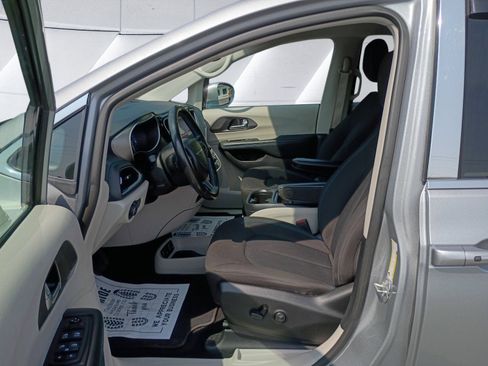 Used 2021 Chrysler Pacifica Touring AWD/4WD image 10