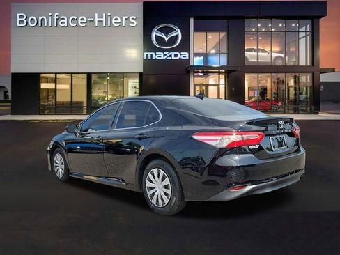 Used 2019 Toyota Camry SE image 4