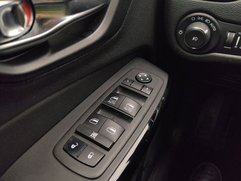 Used 2023 Jeep Cherokee Altitude Lux image 27