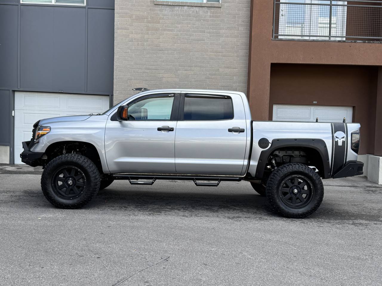 Used 2017 Toyota Tundra SR5 w/ SR5 Upgrade Package AWD/4WD image 2