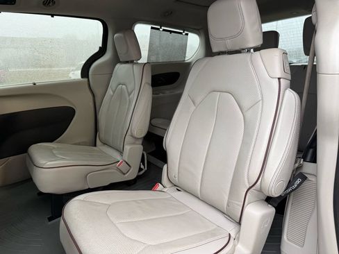 Used 2017 Chrysler Pacifica Limited image 21