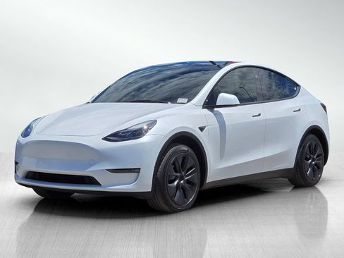 Used 2024 Tesla Model Y 2WD image 9