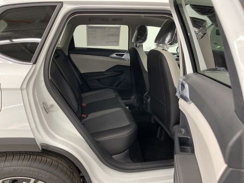 New 2026 Volkswagen Taos SE image 12