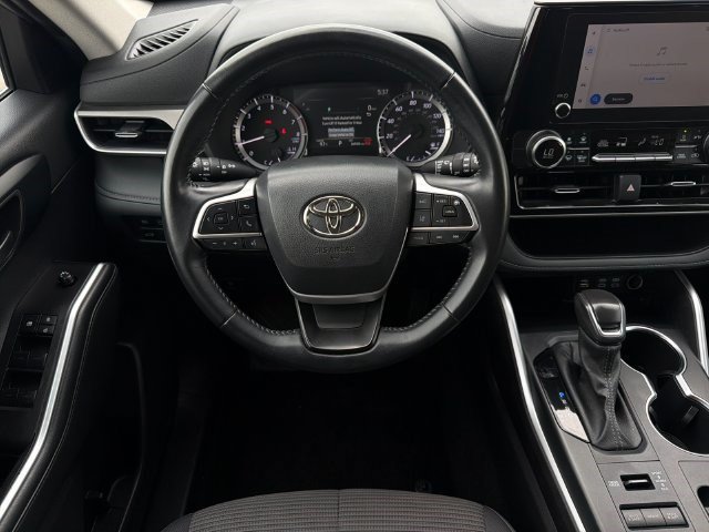 Used 2025 Toyota Highlander LE AWD/4WD image 15