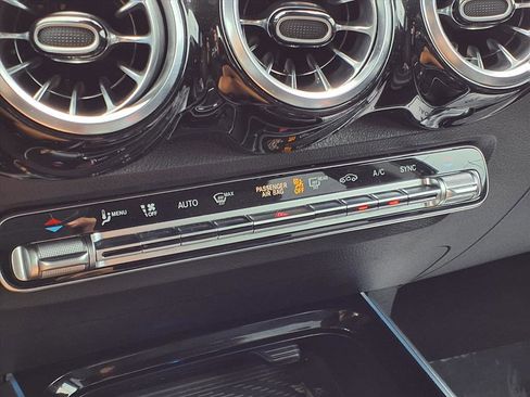 Used 2024 Mercedes-Benz GLB 250 4MATIC image 9