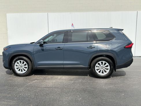 Used 2024 Toyota Grand Highlander FWD image 2