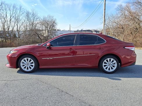 Used 2019 Toyota Camry LE image 4