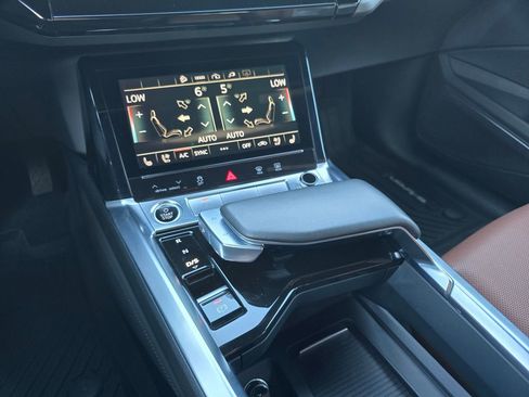 Used 2024 Audi Q8 e-tron Premium Plus image 23