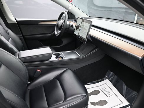 Used 2023 Tesla Model Y Long Range image 29
