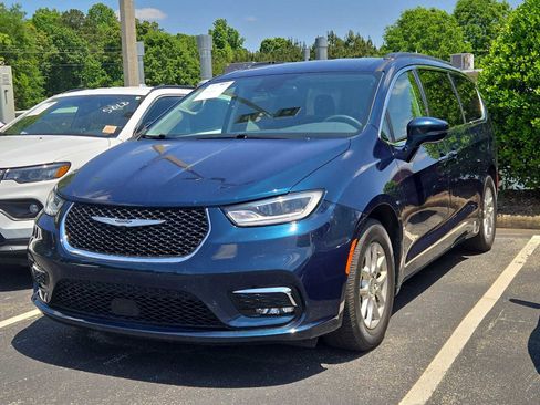 Used 2022 Chrysler Pacifica Touring-L FWD image 3