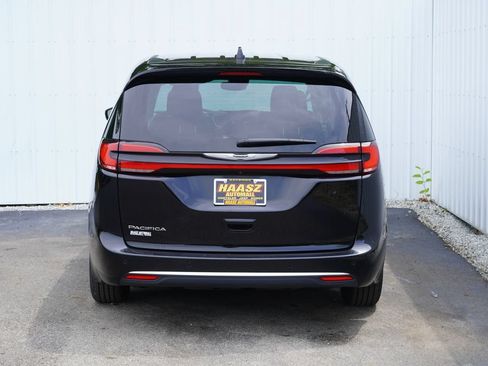 Used 2024 Chrysler Pacifica Touring-L FWD image 5