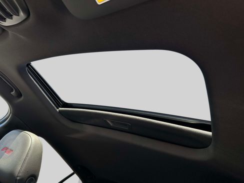 Used 2024 Chevrolet Trax RS w/ Sunroof Package FWD image 18