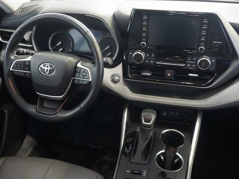 Used 2022 Toyota Highlander XLE image 28