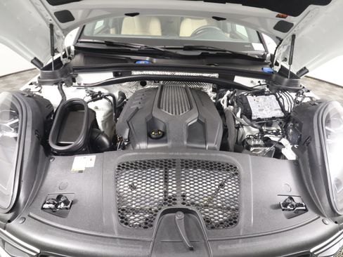 Certified 2023 Porsche Macan image 22