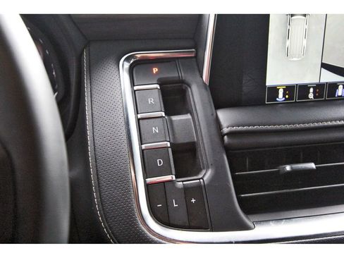 Used 2024 GMC Yukon XL SLT w/ SLT Luxury Package image 25