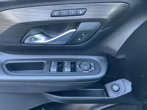 Used 2024 GMC Terrain SLT image 13