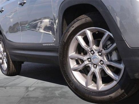 Used 2024 GMC Terrain SLT image 3