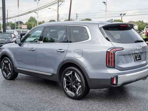 Used 2024 Kia Telluride EX w/ EX Captain's Chair Package image 9
