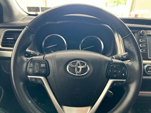 Used 2017 Toyota Highlander XLE AWD/4WD image 9