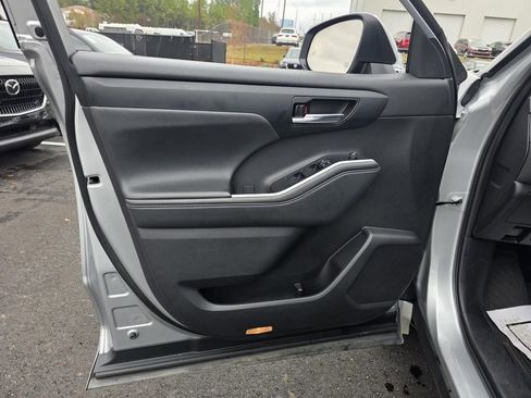 Used 2022 Toyota Highlander XLE image 11