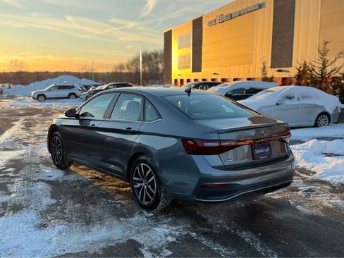 Certified 2025 Volkswagen Jetta SE w/ Sunroof Package image 5