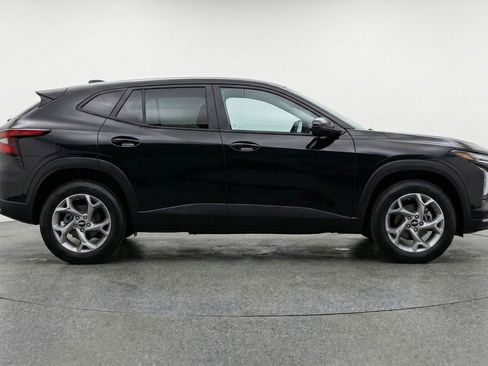 Used 2025 Chevrolet Trax LT w/ LT Convenience Package FWD image 11