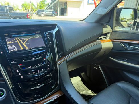 Used 2018 Cadillac Escalade Luxury AWD/4WD image 32