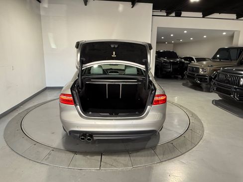 Used 2017 Jaguar XE Premium image 15