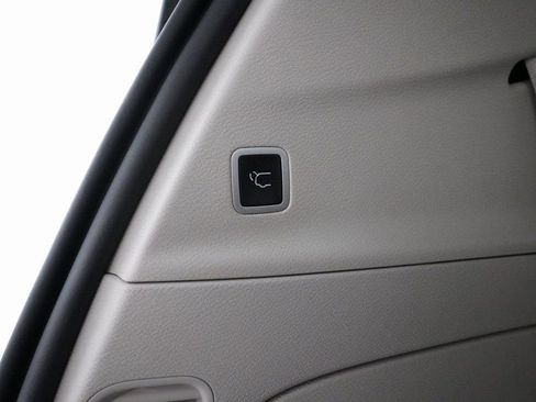 Used 2024 Chrysler Voyager LX image 15