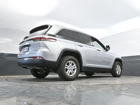 Used 2024 Jeep Grand Cherokee Laredo AWD/4WD image 45